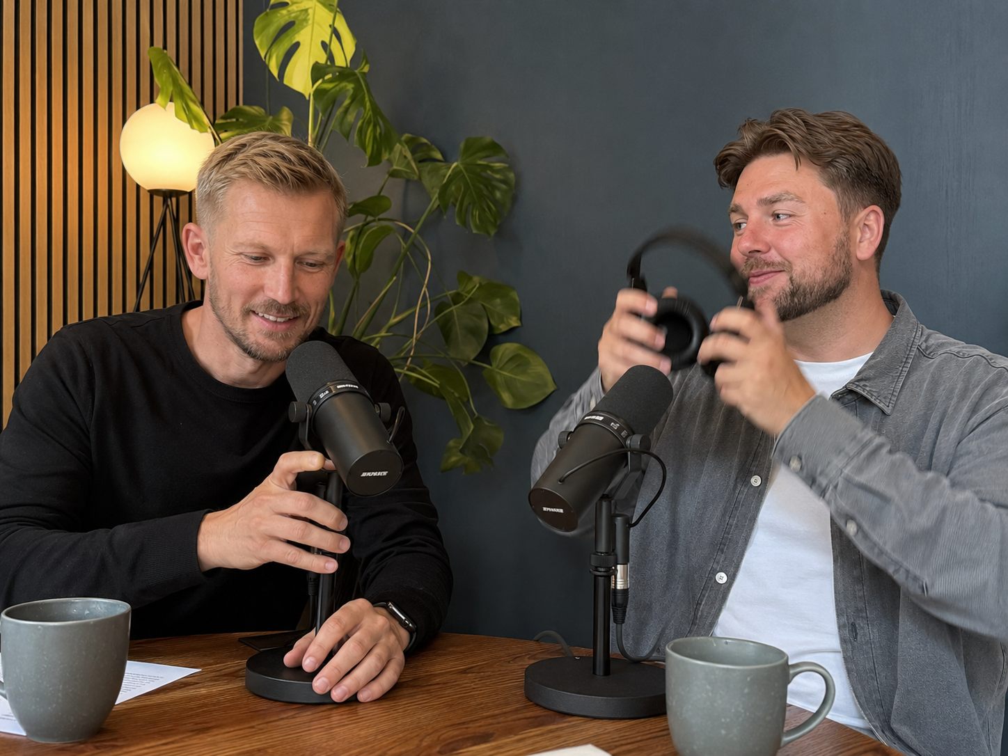 Matti Ljungberg og Henrik Bondtofte gør klar til optagelse i studiet